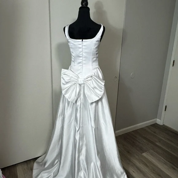 Elegant White Satin Gown - Picture 6 of 6